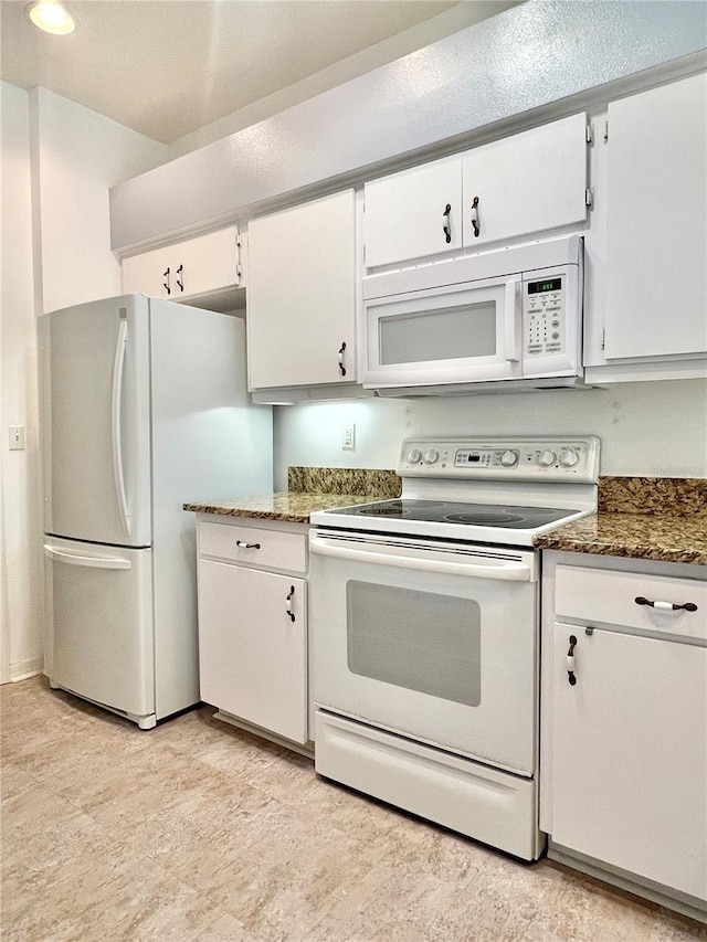 761 Tremont Greens Ln Unit 61, Sun City Center, FL 33573 - kitchen featuring white cabinets, recessed lighting, dark stone countertops, and white appliances