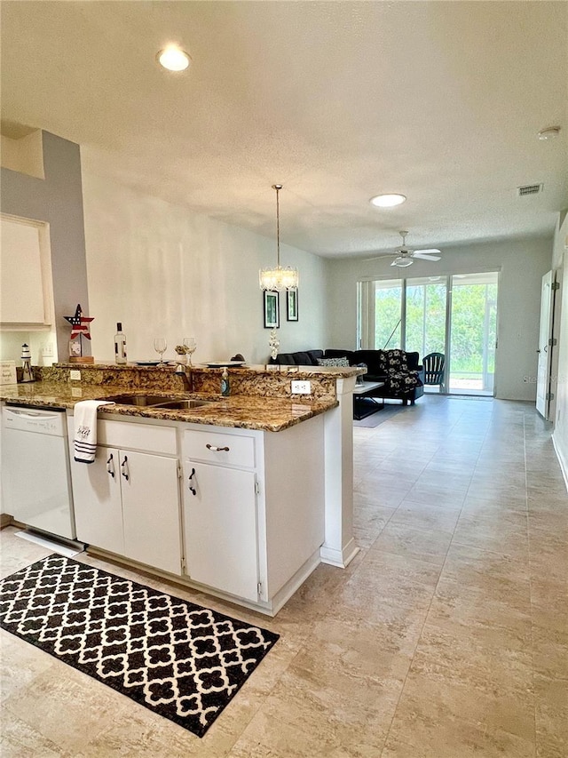761 Tremont Greens Ln Unit 61, Sun City Center, FL 33573 - kitchen with dishwasher, a sink, open floor plan, a peninsula, and white cabinets