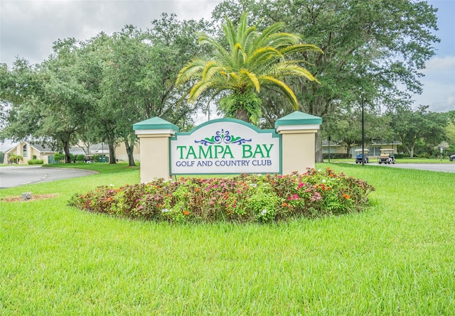 community / neighborhood sign featuring a lawn