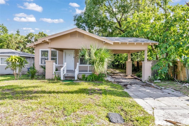 view of front of house featuring a carport and a front lawn