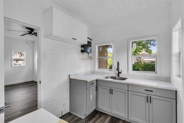 kitchen featuring gray cabinets, sink, ceiling fan, and dark wood-type flooring