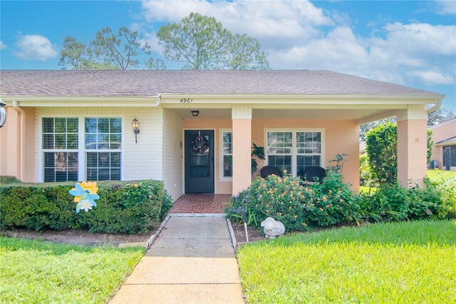 view of front of house featuring a front lawn