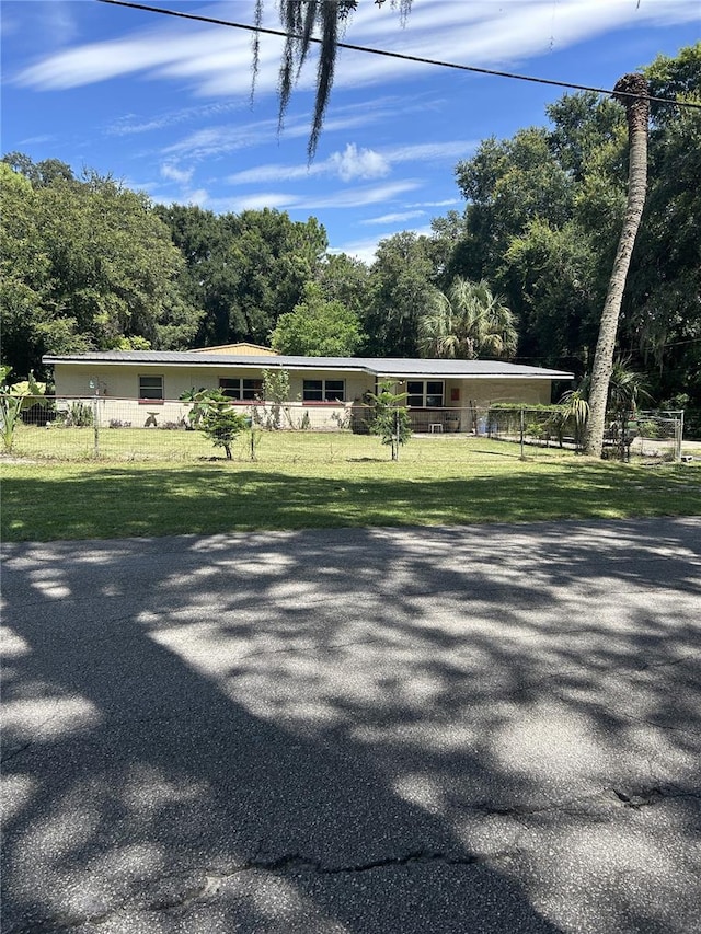 view of front of home featuring a front lawn