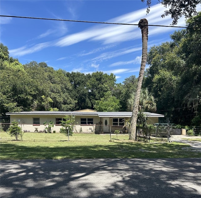 view of front of house featuring a front yard