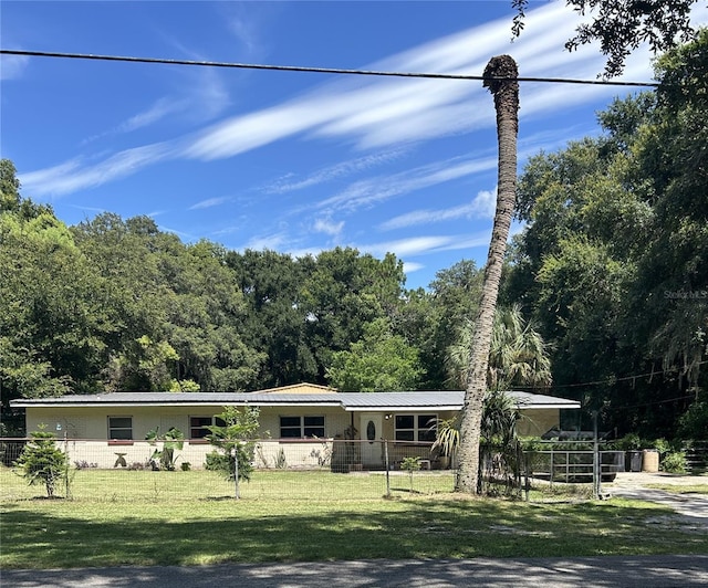 single story home featuring a front lawn