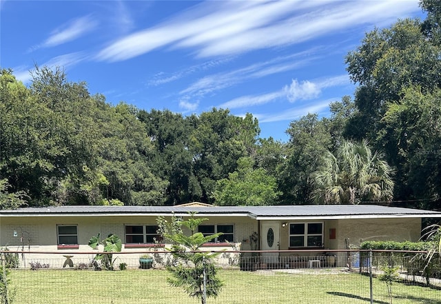 view of front of home featuring a front yard