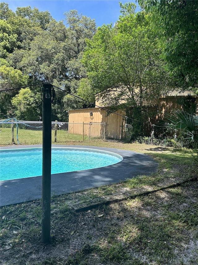 view of swimming pool