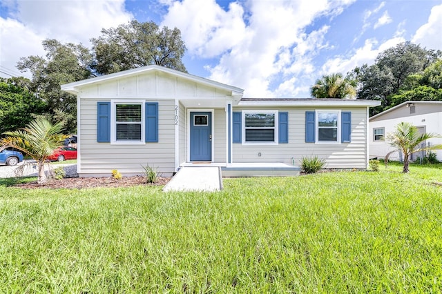 view of front of property featuring a front yard