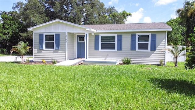 view of front of home featuring a front yard