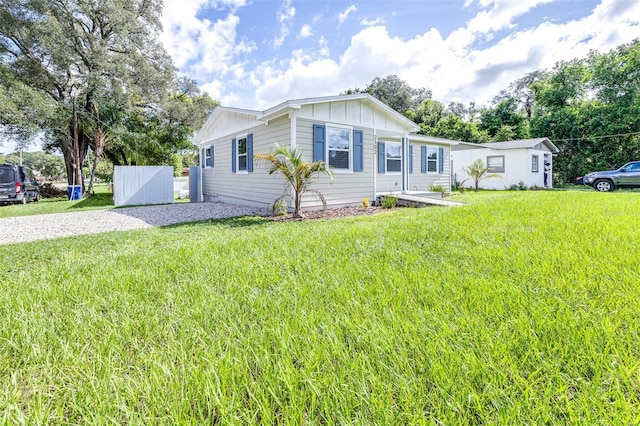 view of front of house featuring a front yard