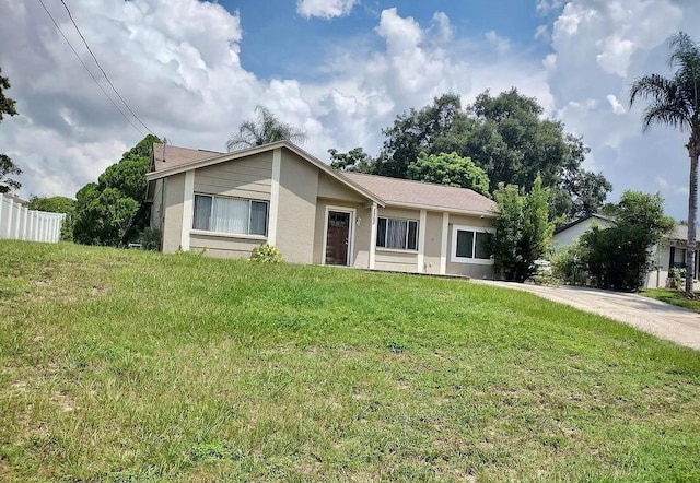 ranch-style home featuring a front lawn