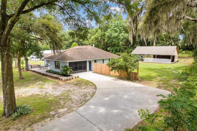 single story home featuring a front yard