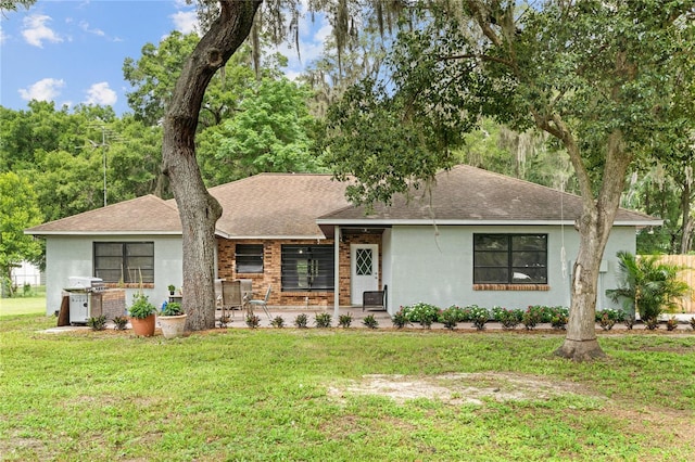 view of front of property featuring a front yard