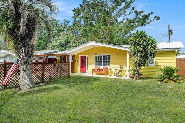 single story home with a front lawn