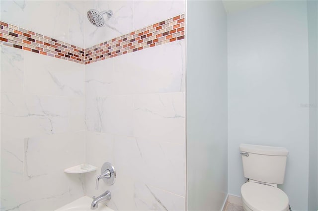 bathroom with tiled shower / bath and toilet