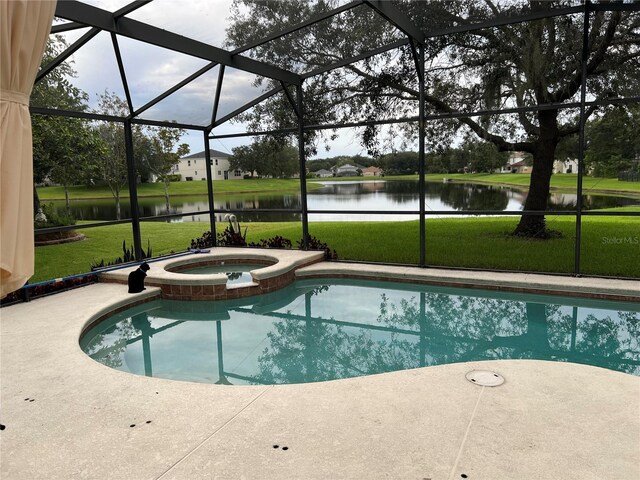 view of swimming pool featuring an in ground hot tub, a patio, a lanai, a water view, and a lawn