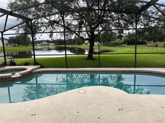 view of swimming pool with a water view, an in ground hot tub, a lanai, and a lawn