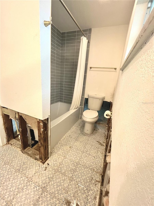 bathroom featuring shower / tub combo with curtain and toilet