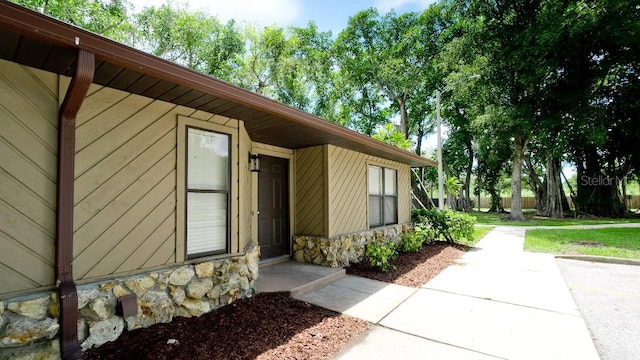 property entrance featuring a yard