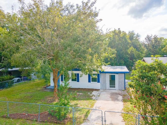 view of front of house featuring a front lawn