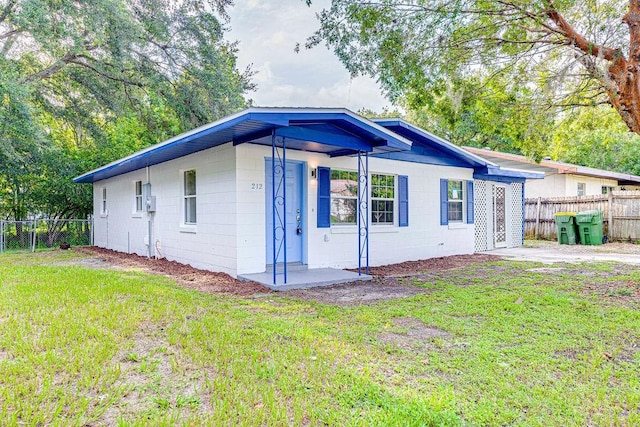 view of front of home featuring a front lawn