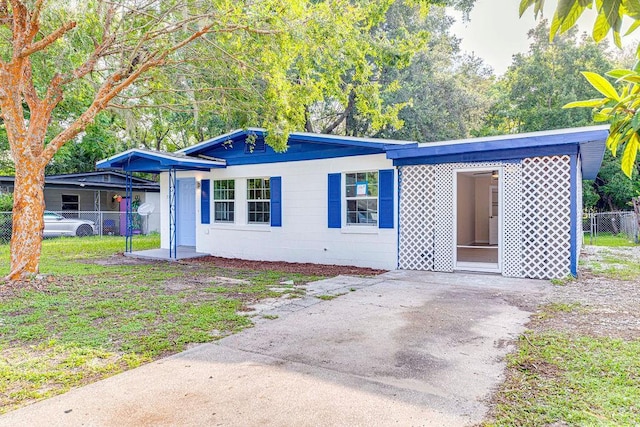 view of front of house with a carport and a front yard