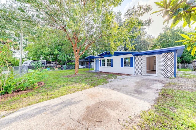 view of front of property with a front lawn