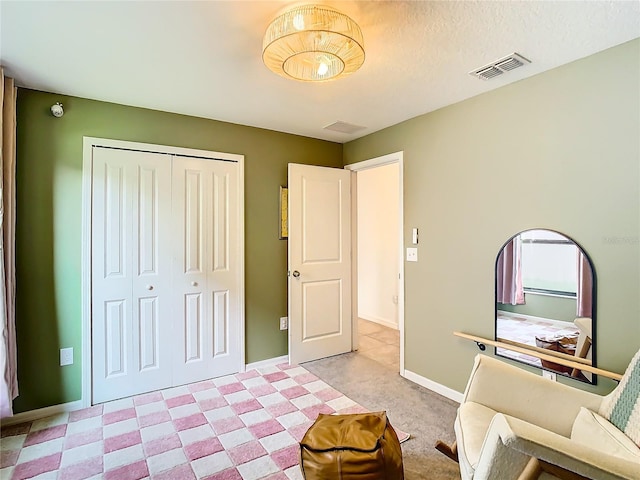 sitting room with visible vents and baseboards