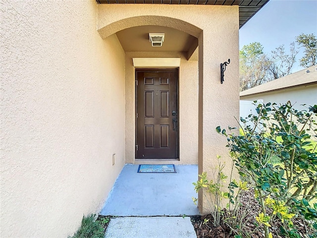 property entrance featuring stucco siding