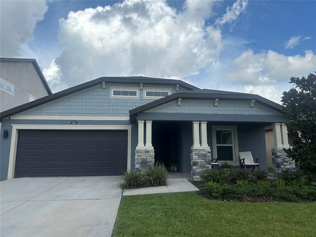 craftsman inspired home with a front lawn