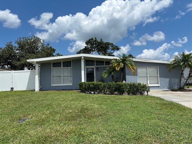 view of front facade featuring a front yard