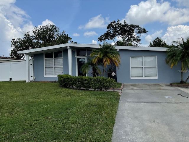 single story home featuring a front lawn