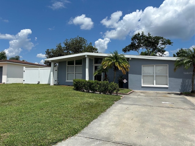 view of front facade with a front lawn