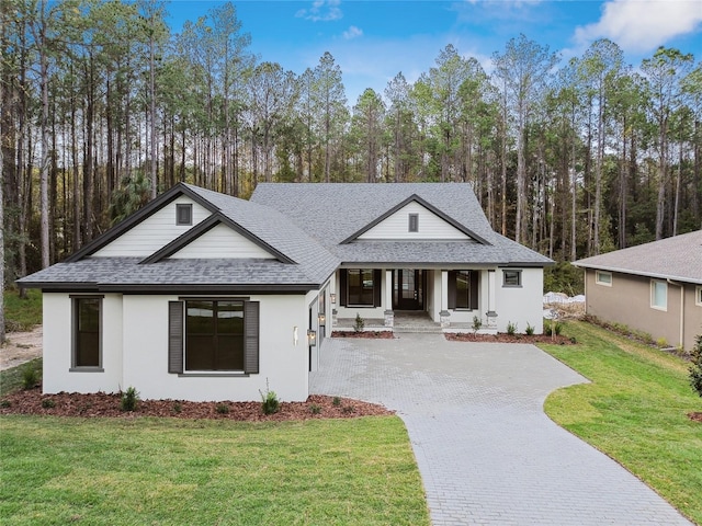 view of front of property featuring a front lawn