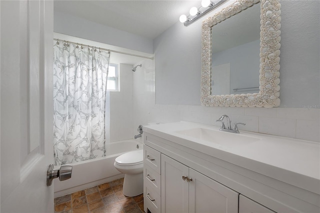 full bathroom with shower / tub combo with curtain, vanity, toilet, and tile walls