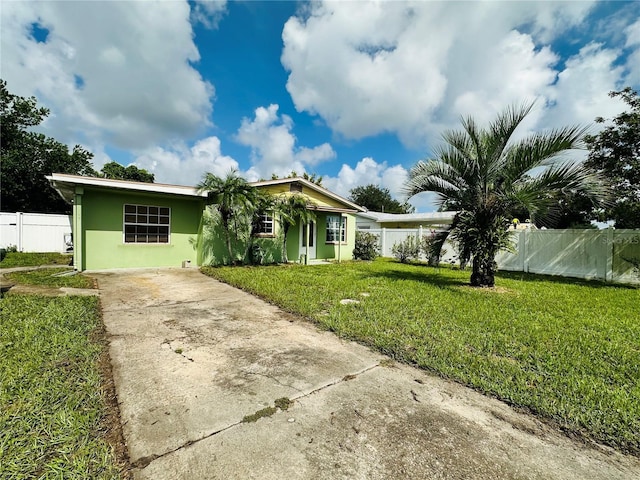 single story home with a front lawn