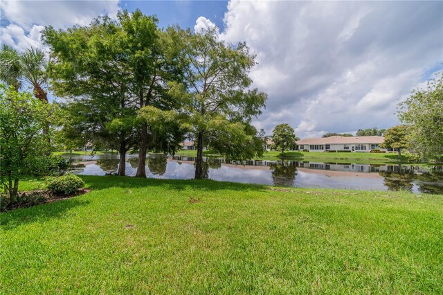 view of yard featuring a water view