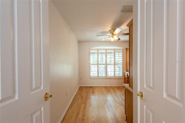 unfurnished room with a textured ceiling, light hardwood / wood-style flooring, and ceiling fan