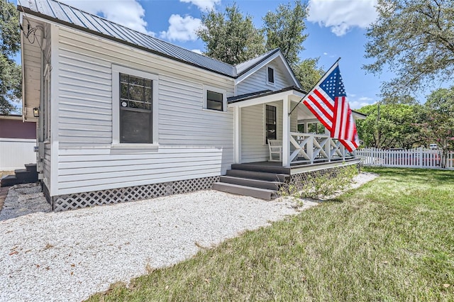 view of front facade featuring a front yard