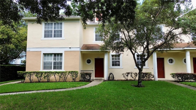 view of front facade featuring a front lawn