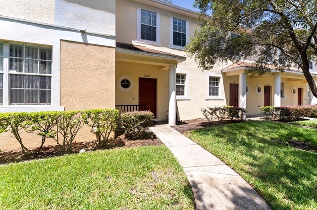 view of front facade featuring a front yard