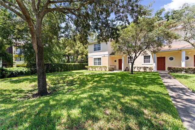 view of front of property featuring a front yard