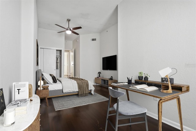 bedroom featuring ceiling fan