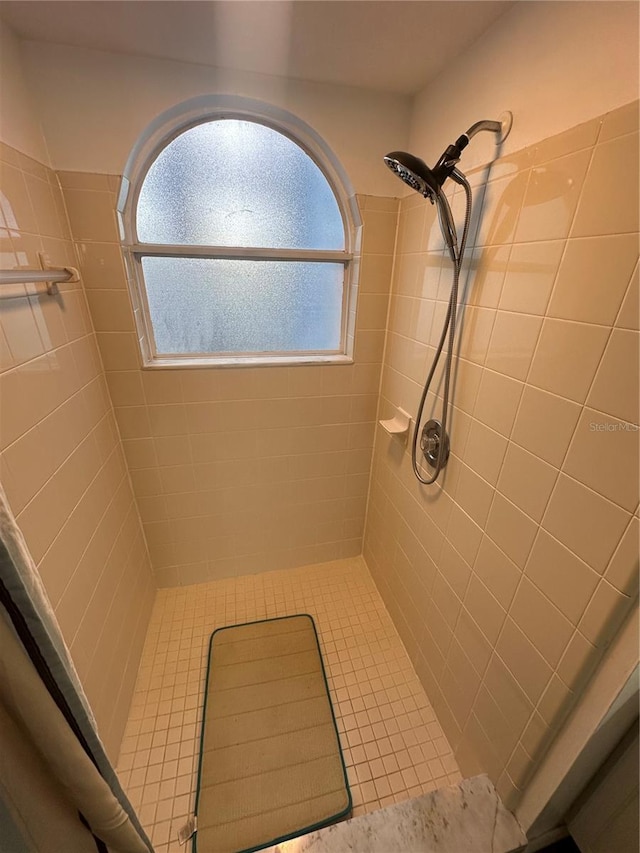 bathroom featuring tiled shower