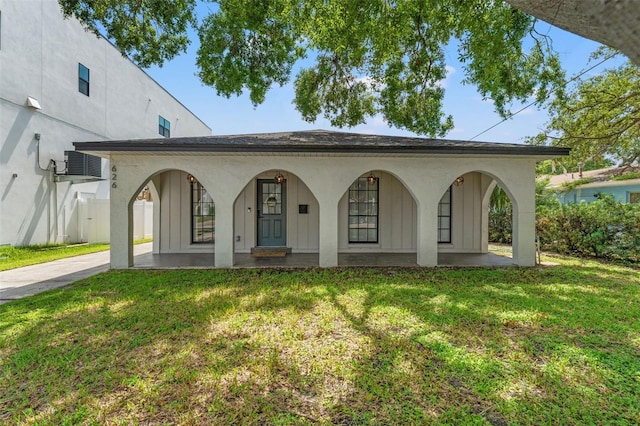 view of front of property featuring a front lawn and a porch