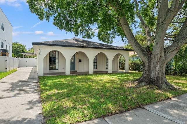 view of front of property featuring a front yard and covered porch