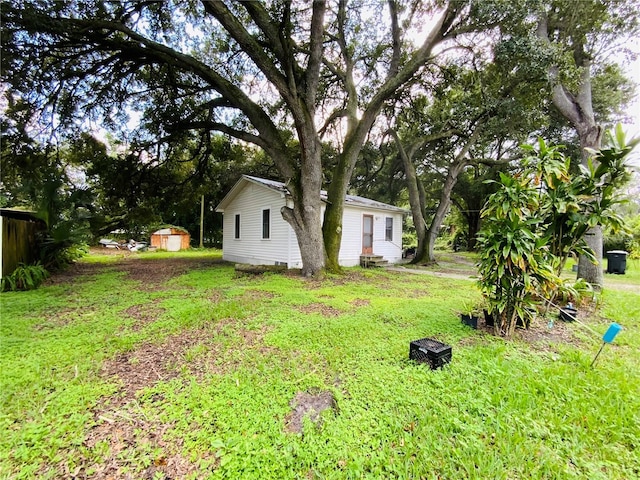 view of yard with an outdoor structure and a shed