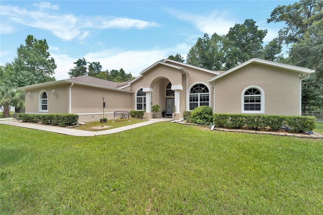 ranch-style house featuring a front yard