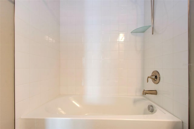 bathroom with tiled shower / bath