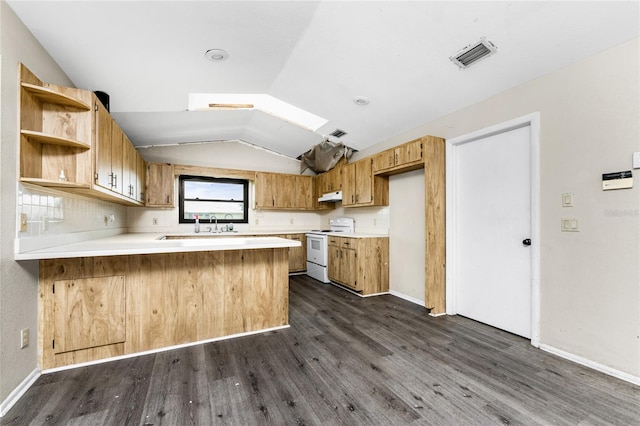 kitchen featuring lofted ceiling, dark hardwood / wood-style flooring, sink, kitchen peninsula, and electric range